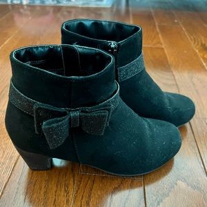 Girls Adorable Target Black Booties, Size 3.